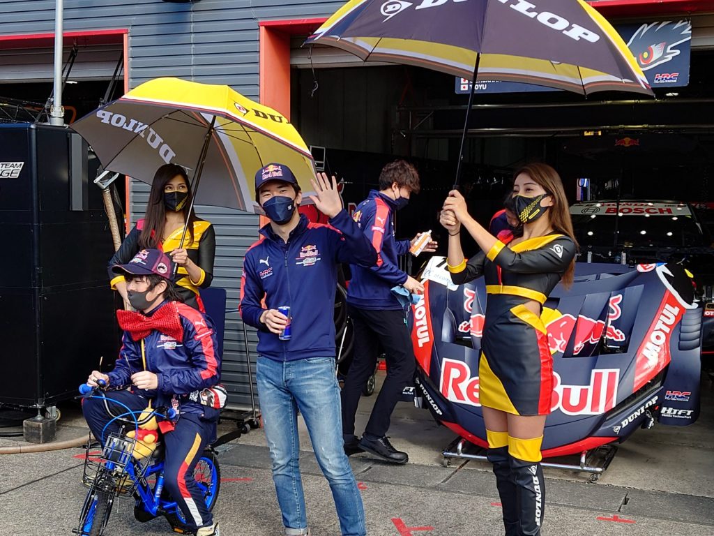 [イメージサンプル]2022年SUPER GT最終戦のピットウォークの様子。