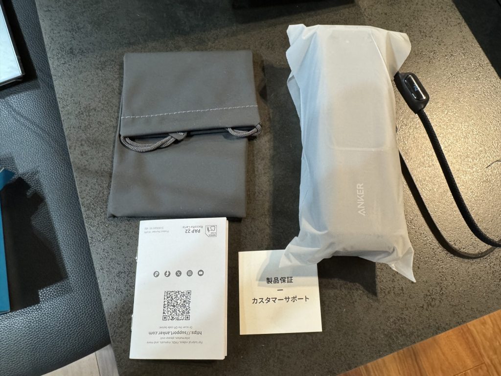 Anker Power Bank (25000mAh, Built-In & 巻取り式USB-Cケーブル)の開封の図。