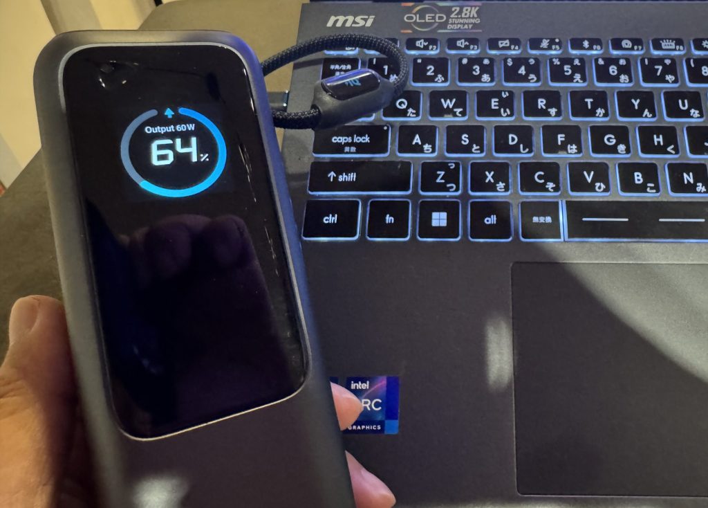 Anker Power Bank (25000mAh, Built-In & 巻取り式USB-Cケーブル)の外観＆PC充電。モバイルノートなら十分充電可能。