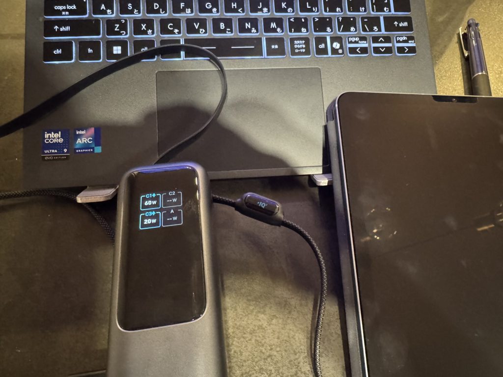 Anker Power Bank (25000mAh, Built-In & 巻取り式USB-Cケーブル)の2ポート利用。モバイルノート+スマホなら十分充電可能。