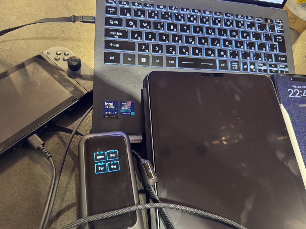 Anker Power Bank (25000mAh, Built-In & 巻取り式USB-Cケーブル)の4ポート利用。3ポート以上だとPC以外が高出力出ない。