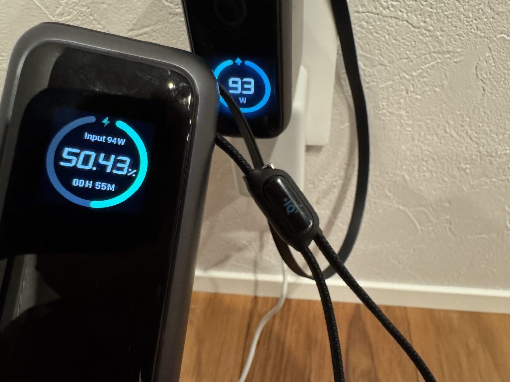 Anker Power Bank (25000mAh, Built-In & 巻取り式USB-Cケーブル)の充電入力。公称値近い93Wで充電可能。大容量でも素早い充電です。