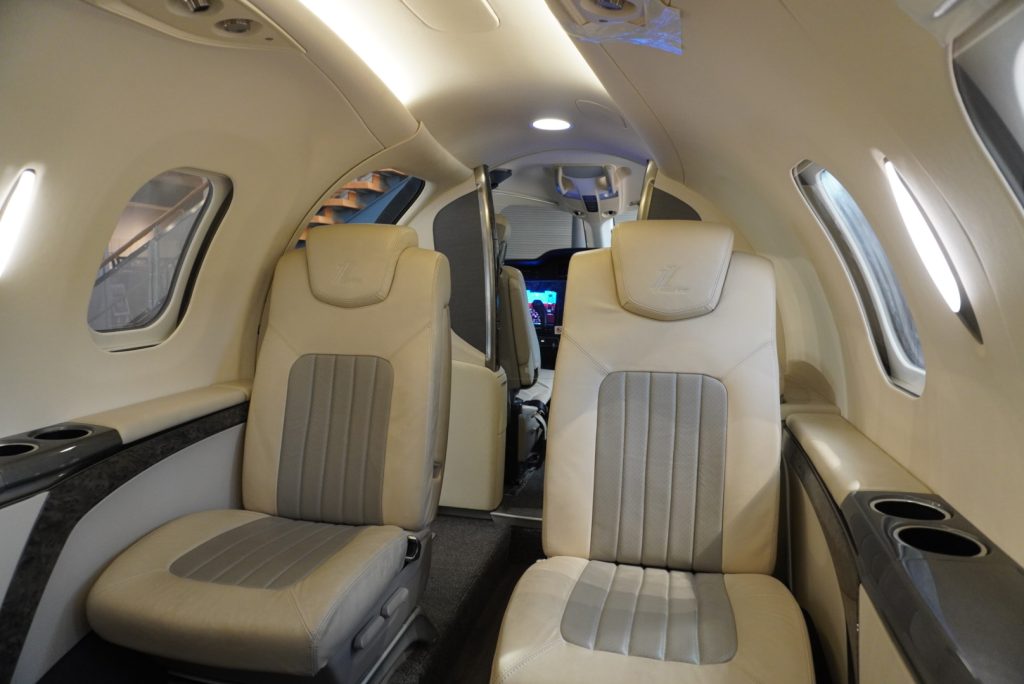 ホンダジェット機内写真。