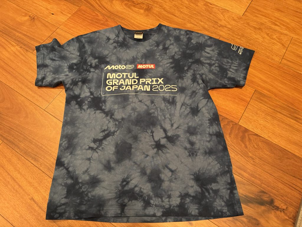 ワールドサーキットTシャツ 絞り染めボディ藍色前面側。絞り染めのTシャツに日本GPのロゴがプリント。