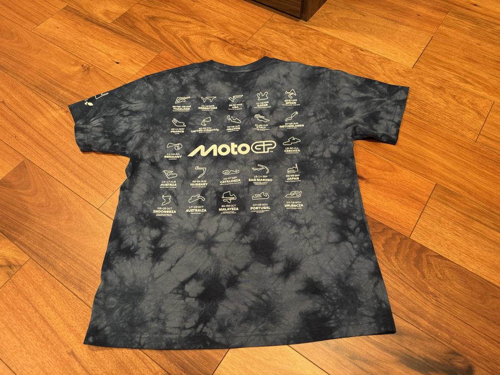 ワールドサーキットTシャツ 絞り染めボディ藍色背面側。絞り染めのTシャツにシリーズ全戦のサーキットががプリント。