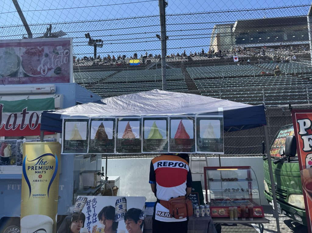ホスピタリティガーデンのジェラート屋さん。6種類の味か選べて、夏のような暑さのサーキットでは癒しの一品。