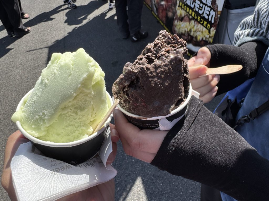 ホスピタリティガーデンで購入したジェラート（左：マスカット、右：ベルギーチョコ）