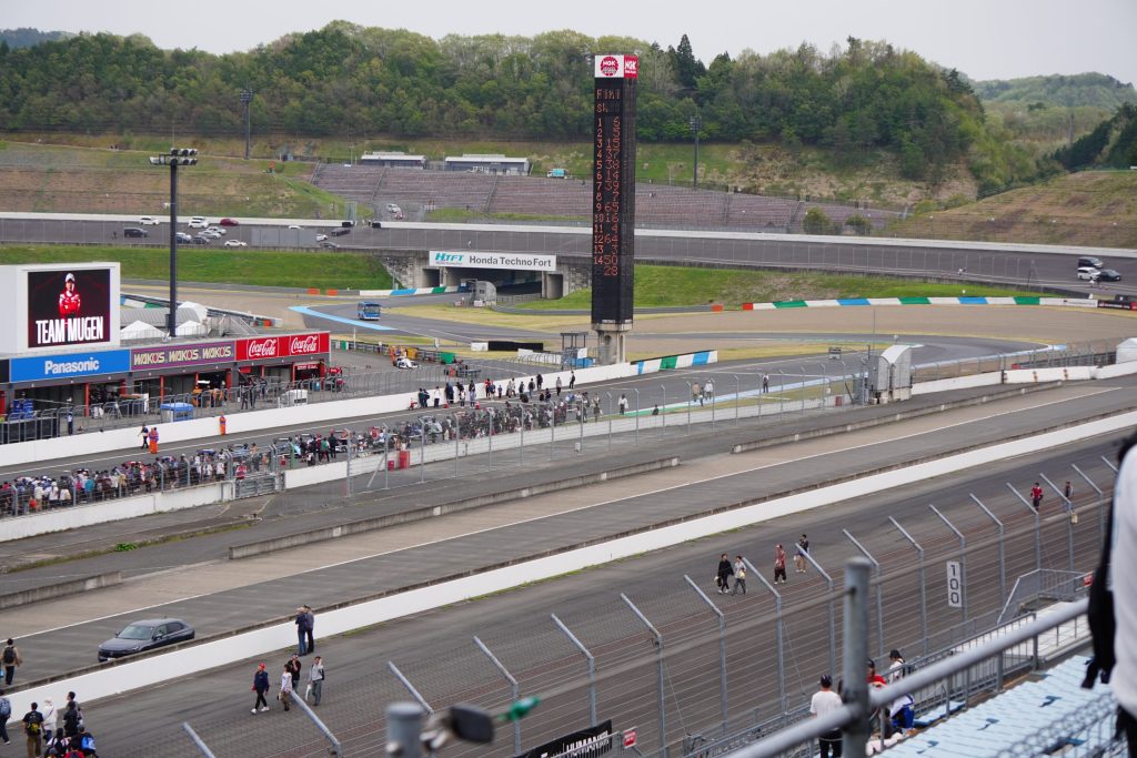 モビリティリゾートもてぎグランドスタンド上段（A席）からビクトリーコーナー方向の眺め