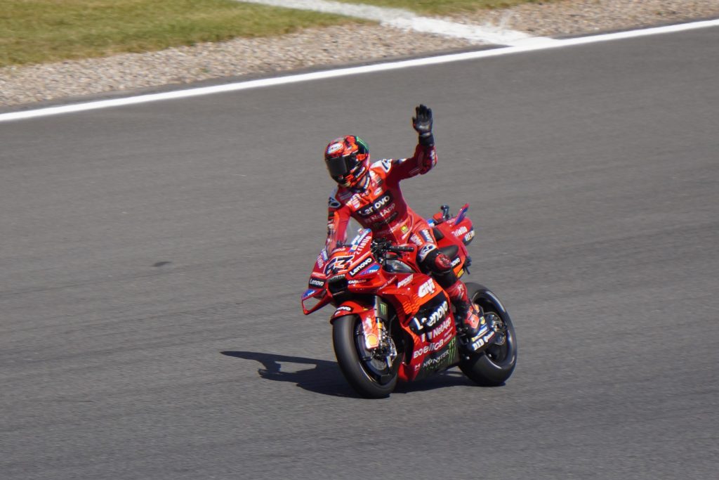 Q2でポールポジションを決めてウイニングラン。#63 フランチェスコ・バニャイヤ（通称：ペッコ）