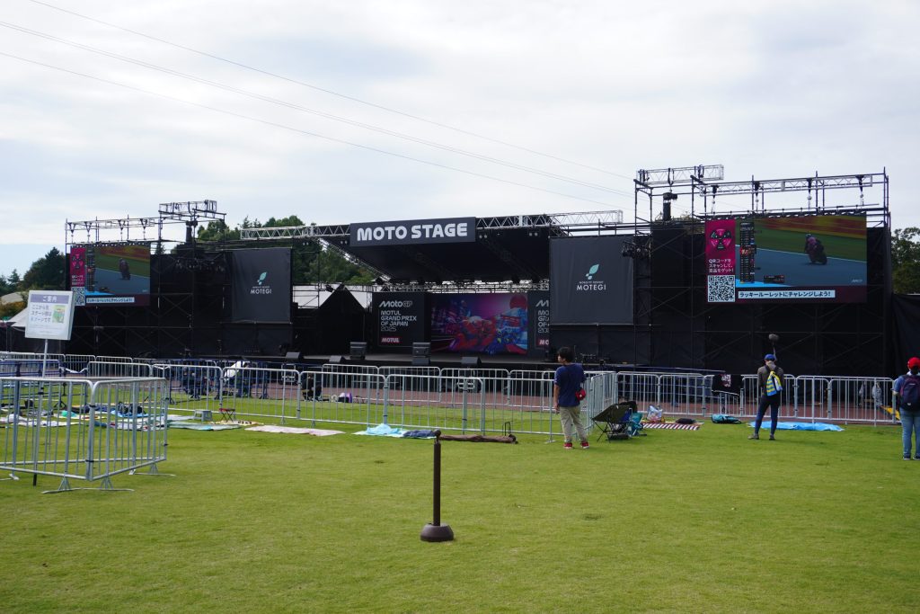 前夜祭等でアーティストのライブやライダーのインタビューが行われるステージ。