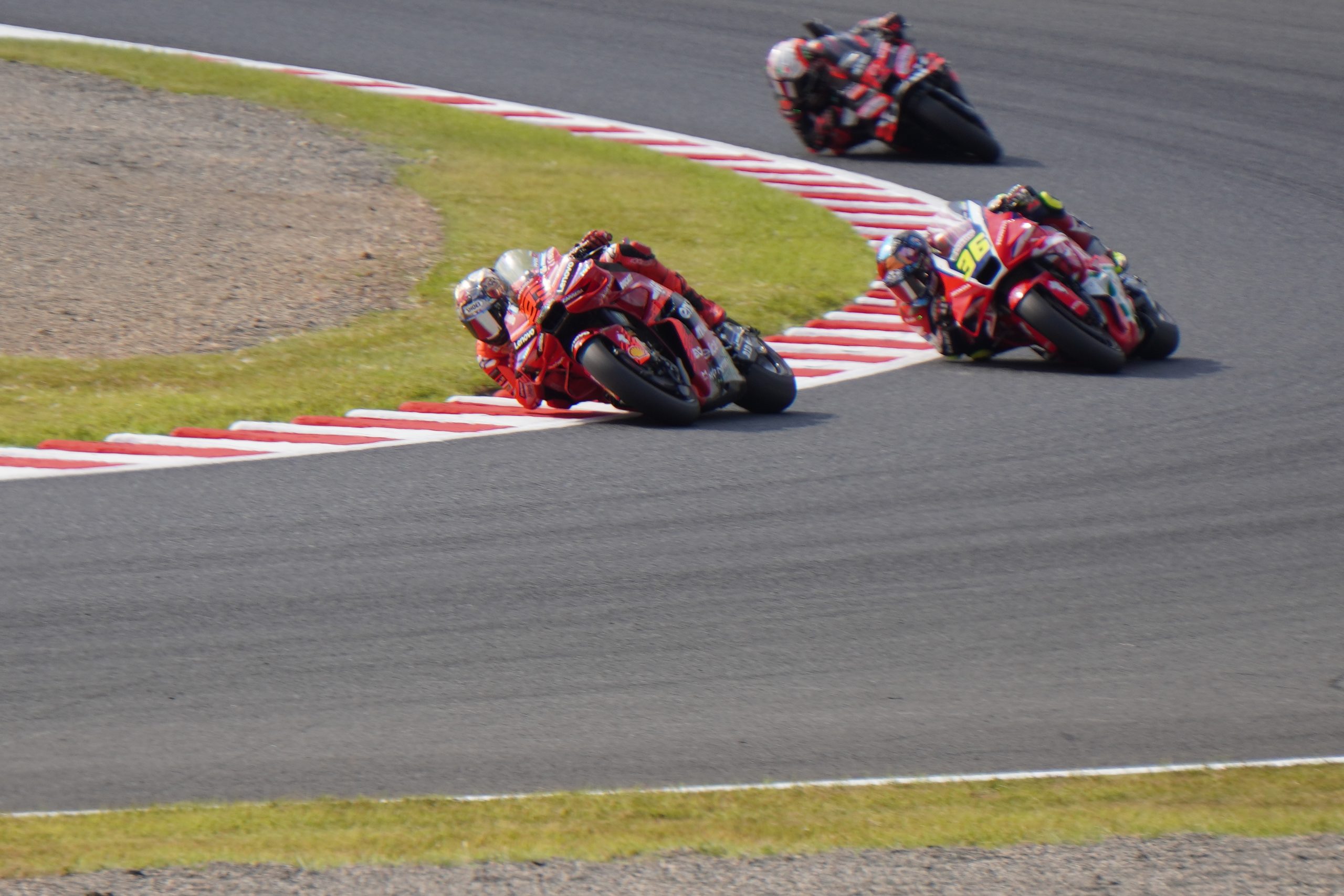 S字コーナーを駆け抜けていくライダーたち