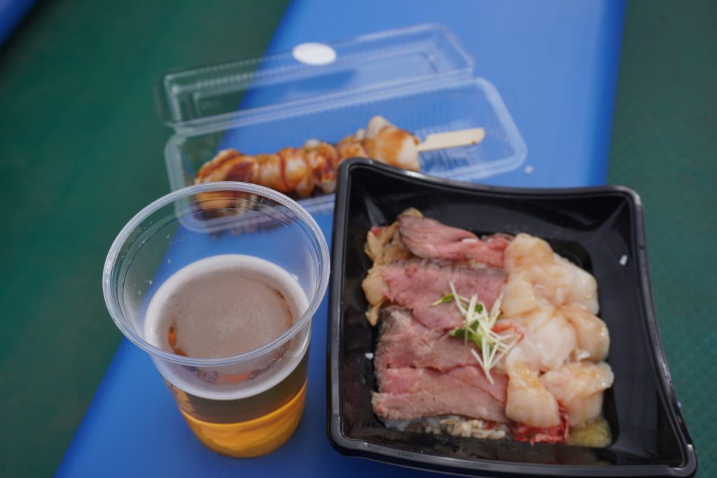 牛タタキとホタテ丼、ホタテ串、宇都宮セゾンの3点セット