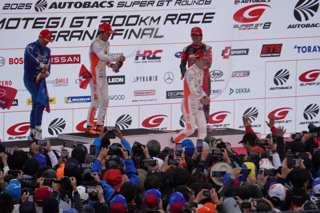 GT500表彰式シャンパンファイト