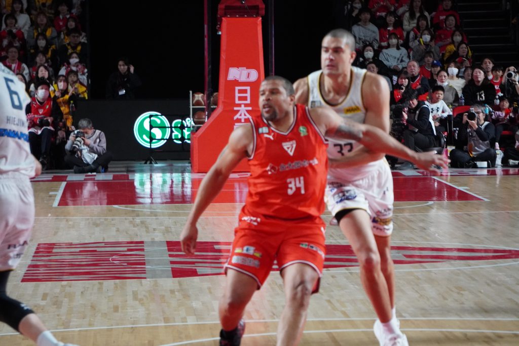 #33 ギャビン・エドワーズと競り合うジェフ