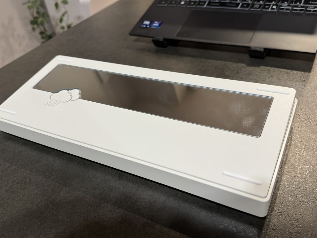 WOBKEY Rainy75裏面。どこか懐かしさの感じる白と雨雲のマークがかわいらしい。