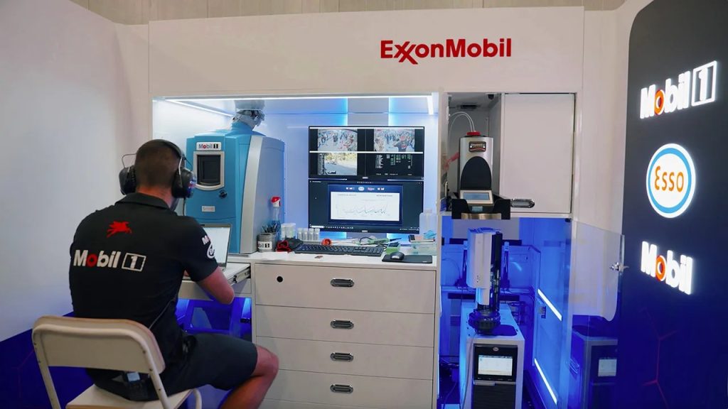 テストに限らずグランプリ期間中も、ガレージ内のラボにオイルのサンプルが持ち込まれ、解析が行われている