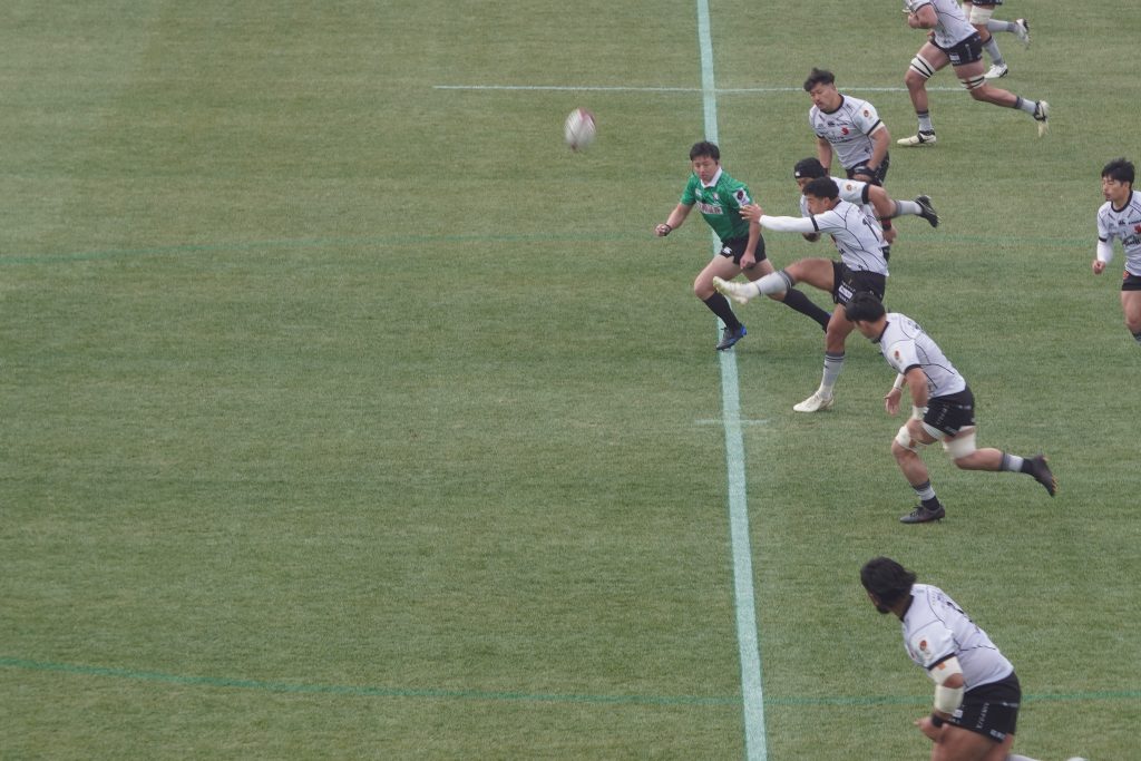 ブレイブルーパスのキックで試合開始！