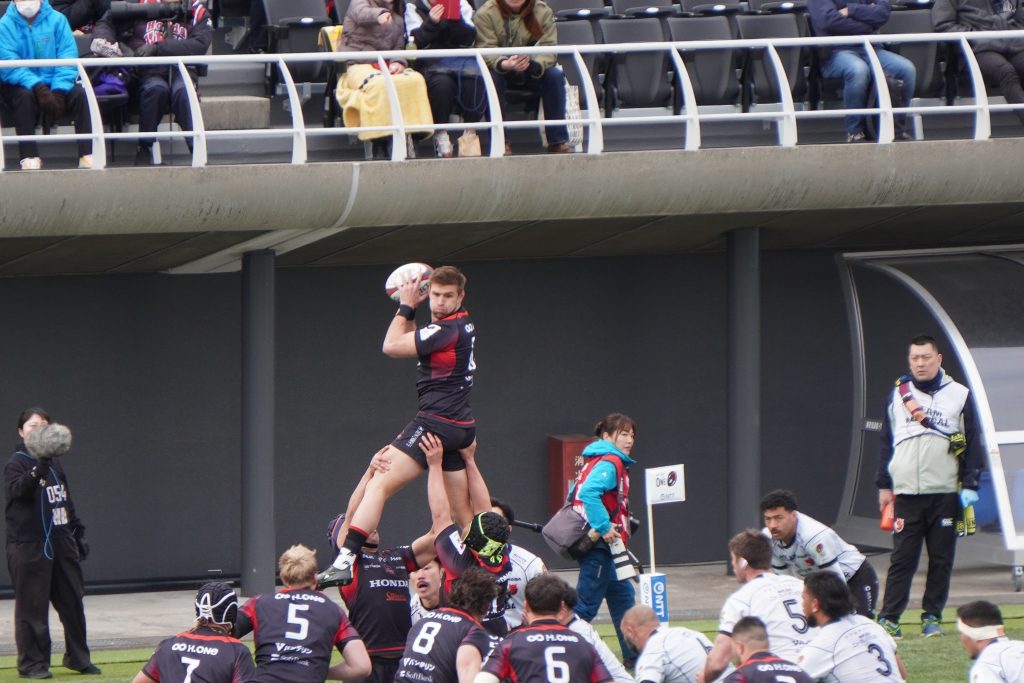 ラインアウトからボールを確保するホンダヒート