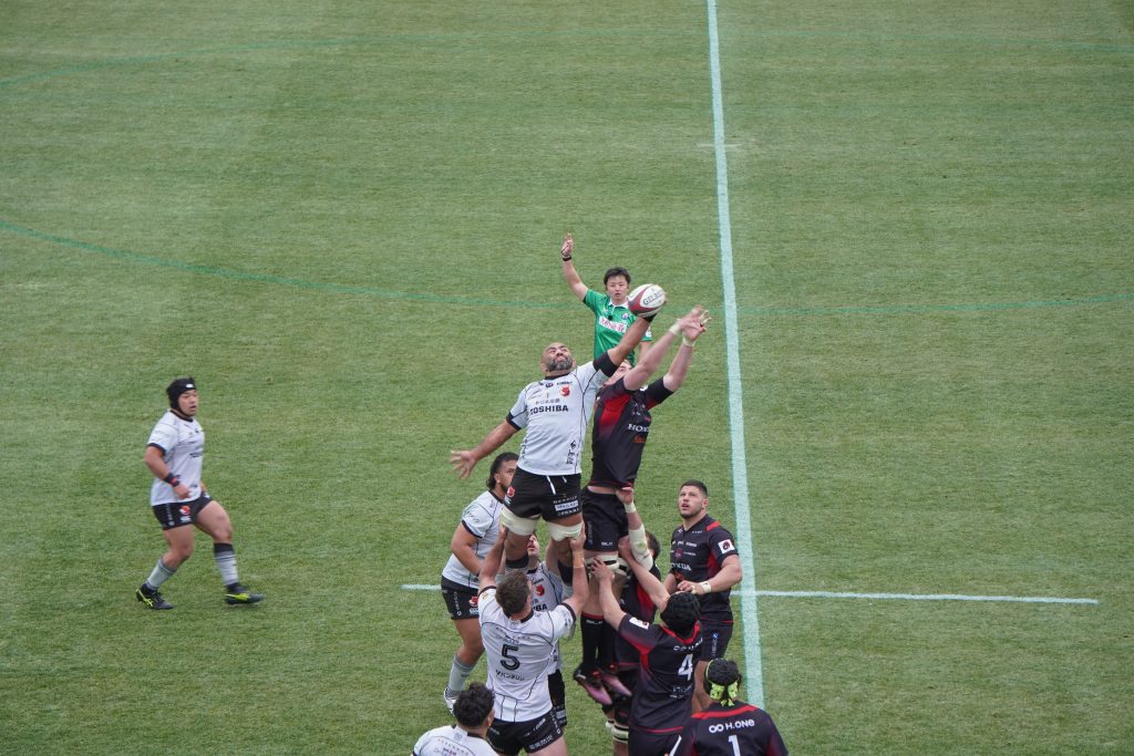 ラインアウトでボールを奪取するブレイブルーパス