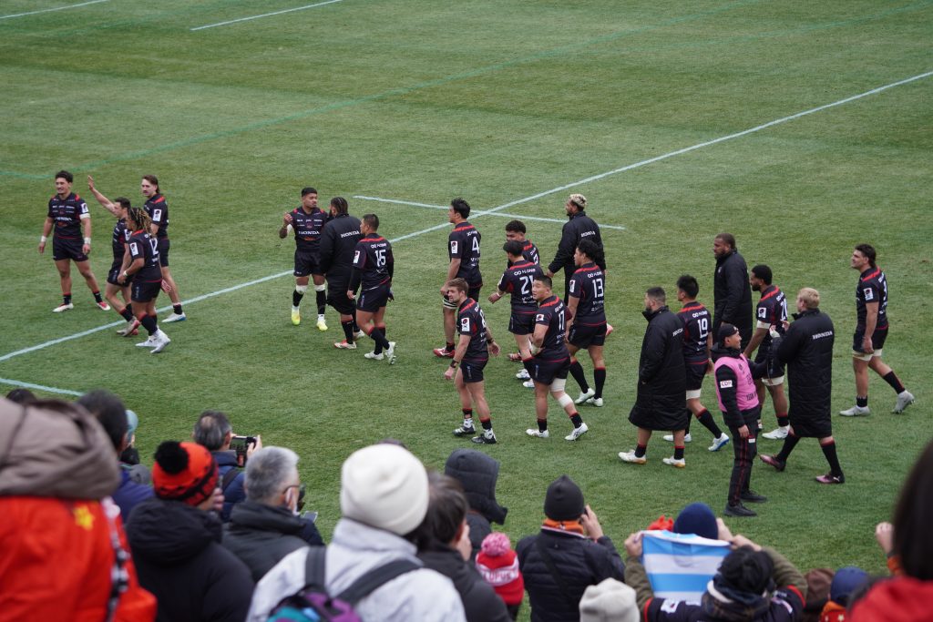 試合終了後にヒートの選手がスタンド前にあいさつに来てくれた様子。