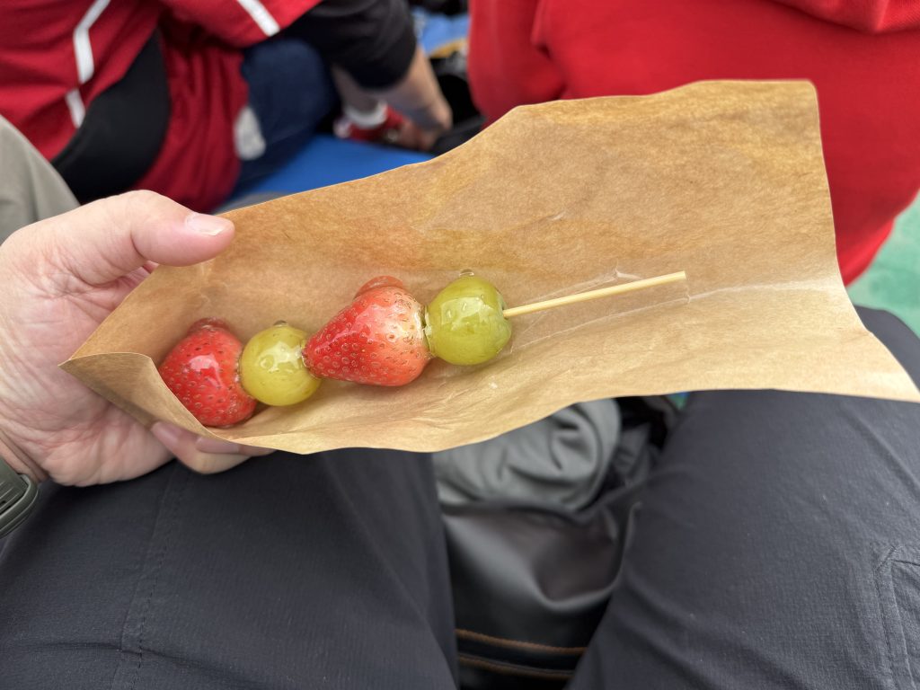 いちご飴とシャインマスカットのミックス