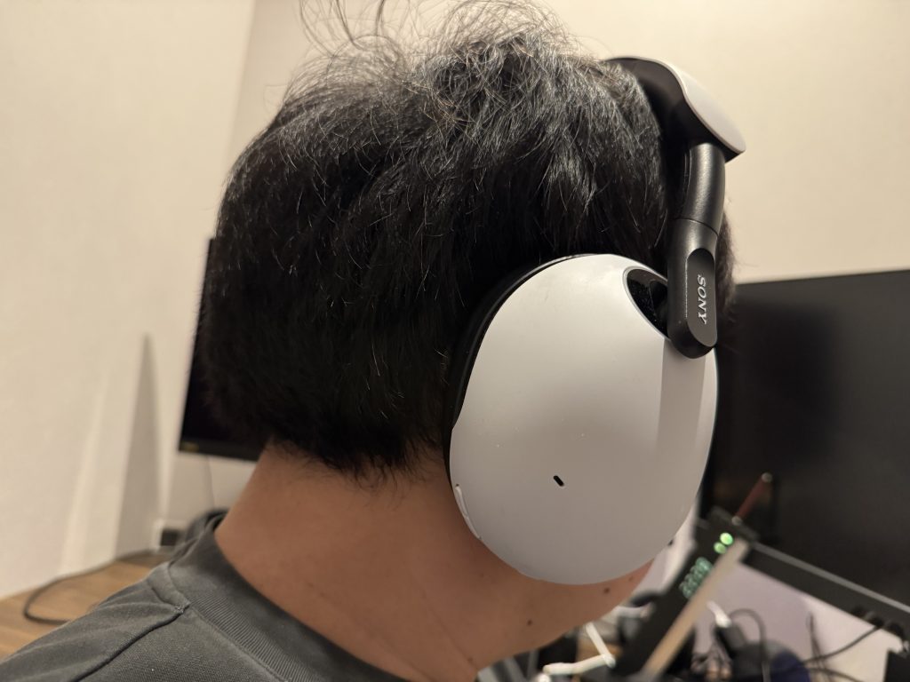 自分でINZONE  H9を装着した様子
