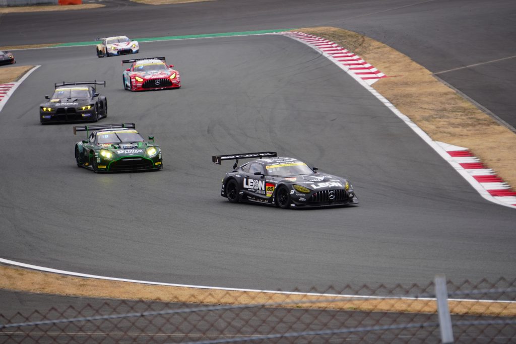 スタート練習の先頭を走る#65 LEON PYRAMID AMG