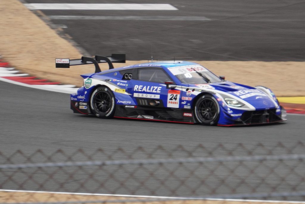 ヘアピン疾走中の#24 リアライズコーポレーション Z