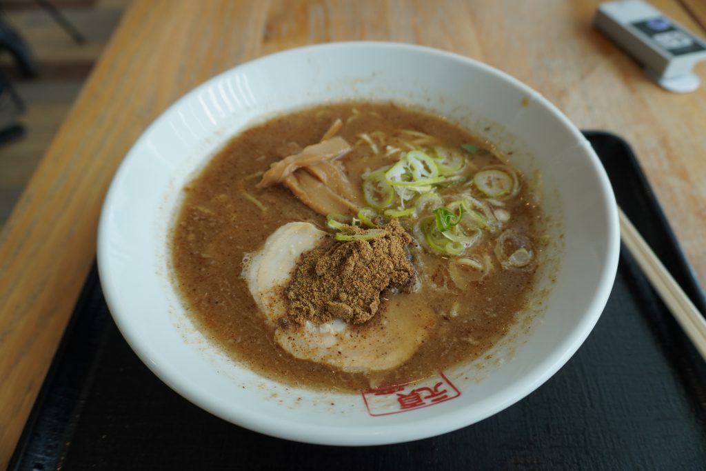 菖蒲PA内の頑者ラーメン。濃厚魚介ラーメン 950円