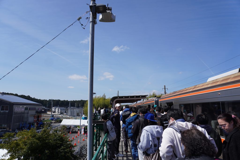 朝10時過ぎの鈴鹿サーキット稲生駅（津方面ホーム）