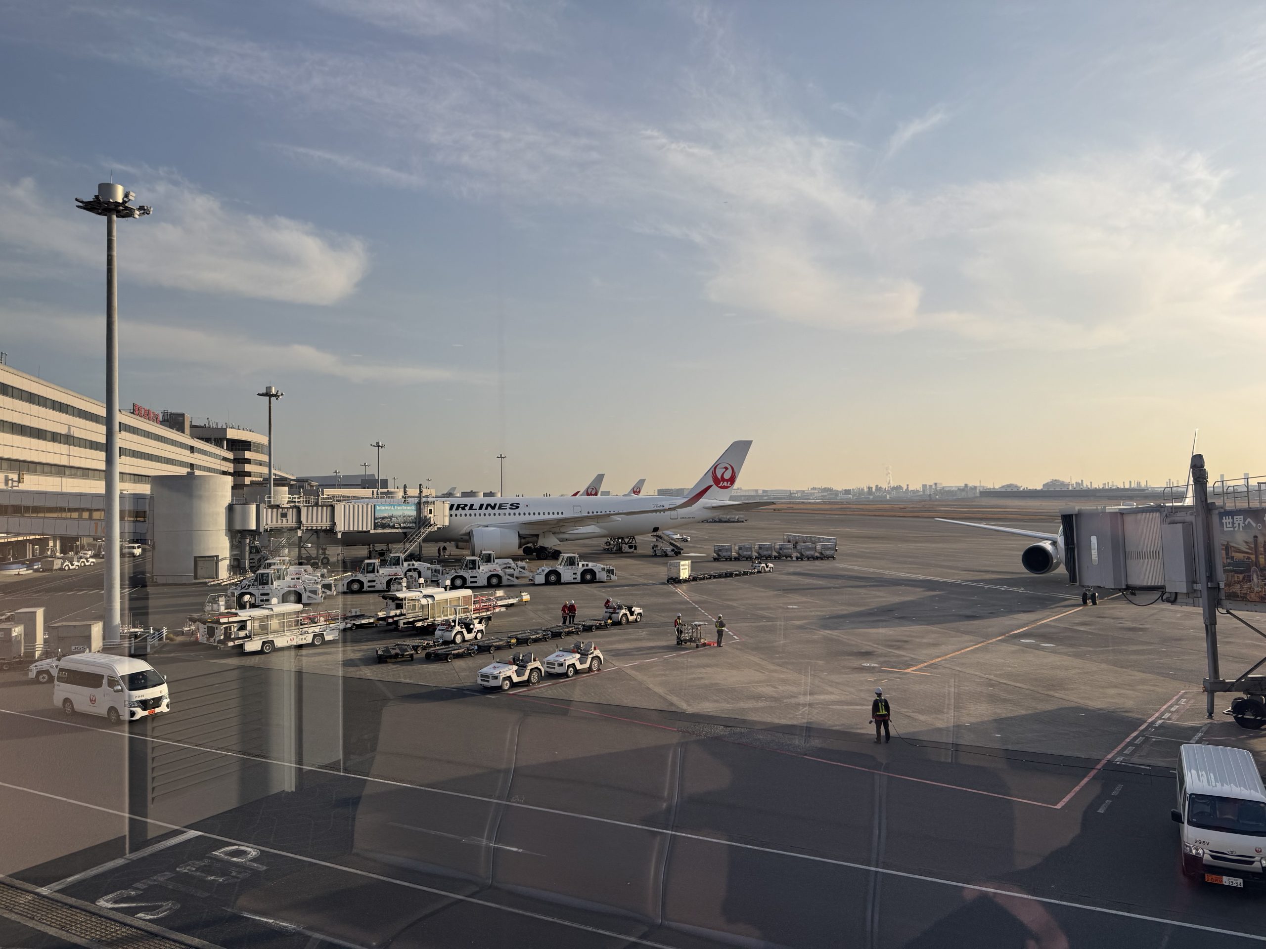 羽田空港のロビーから撮影した飛行機（JAL）