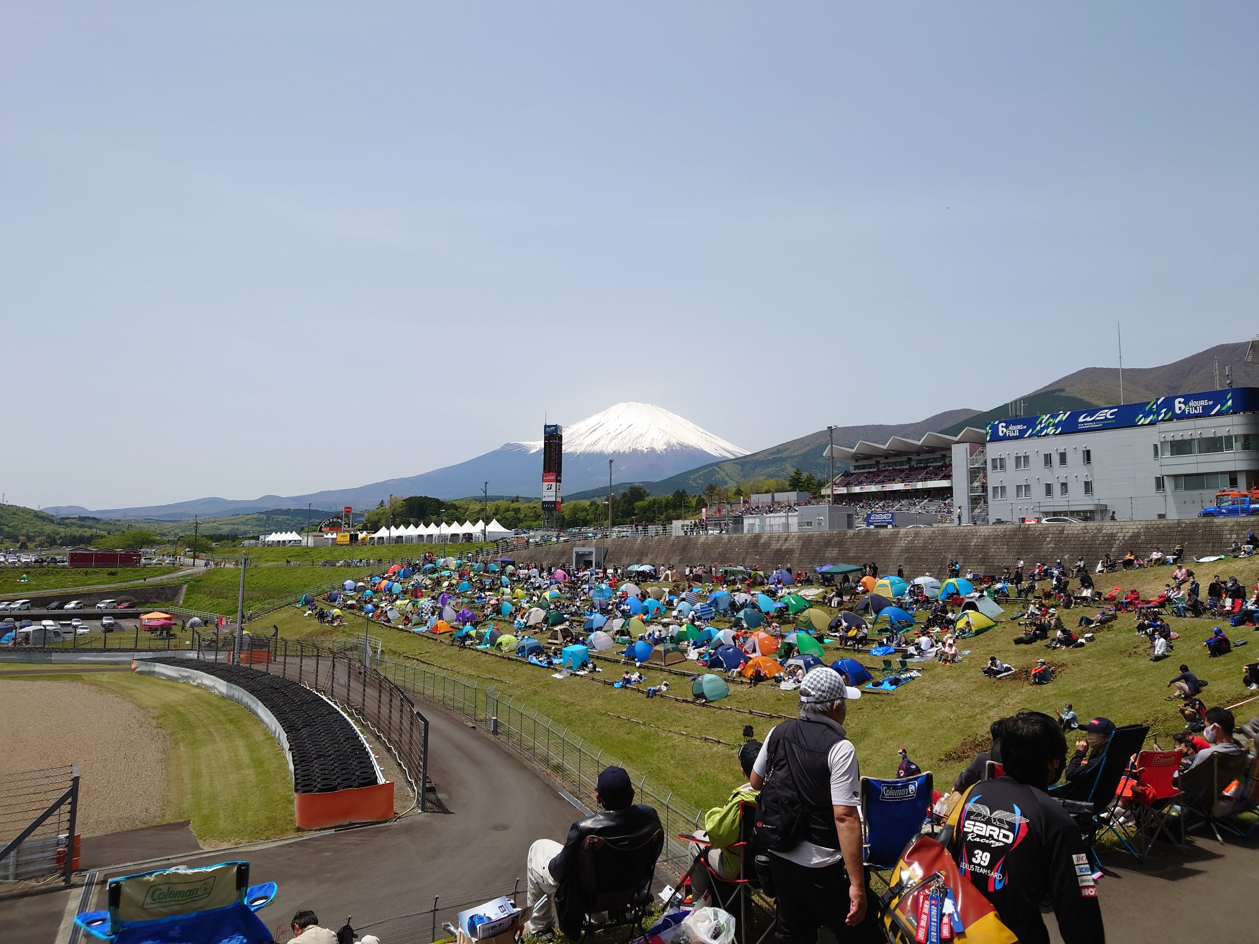 富士スピードウェイ、アドバンコーナーから見た富士山