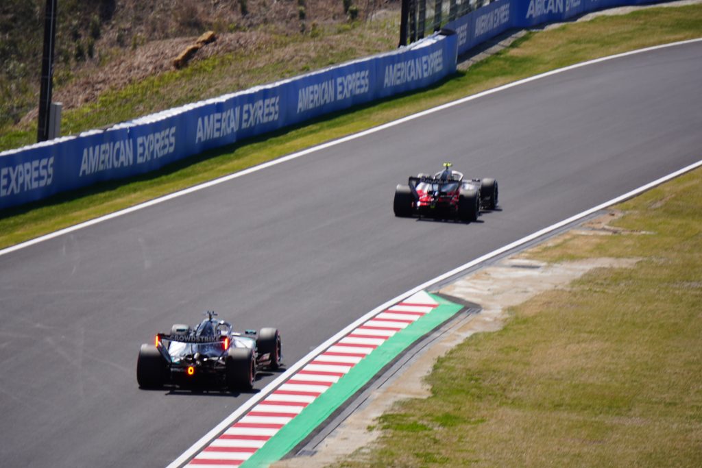 ボルトレトを追いかけるラッセル