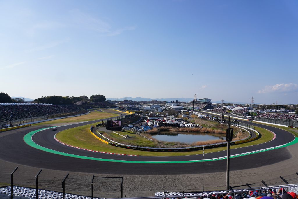 鈴鹿サーキットB2席上段からの眺め。ストレートからS字まで見渡せる。