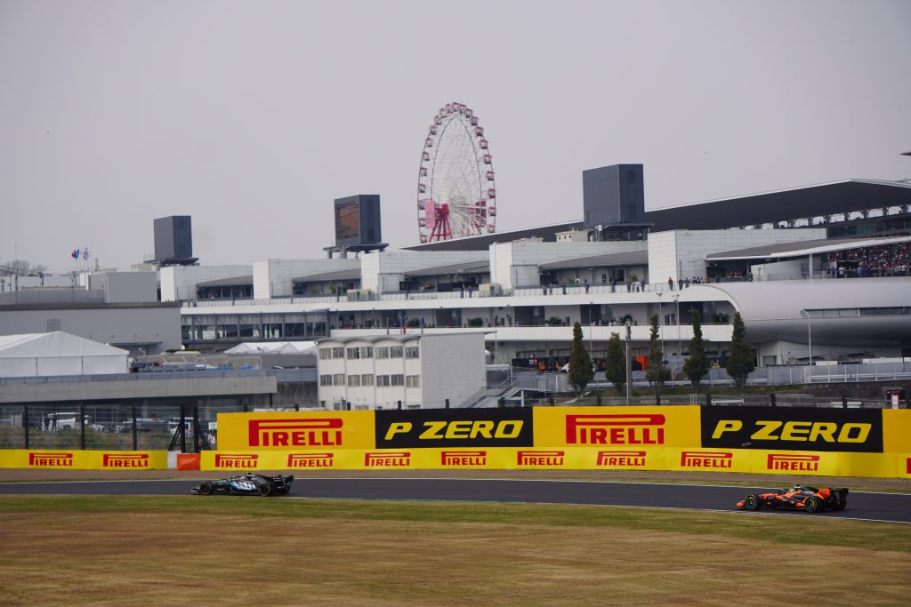 2026年F1日本GP。トップのアントネッリをオスカーが追いかける