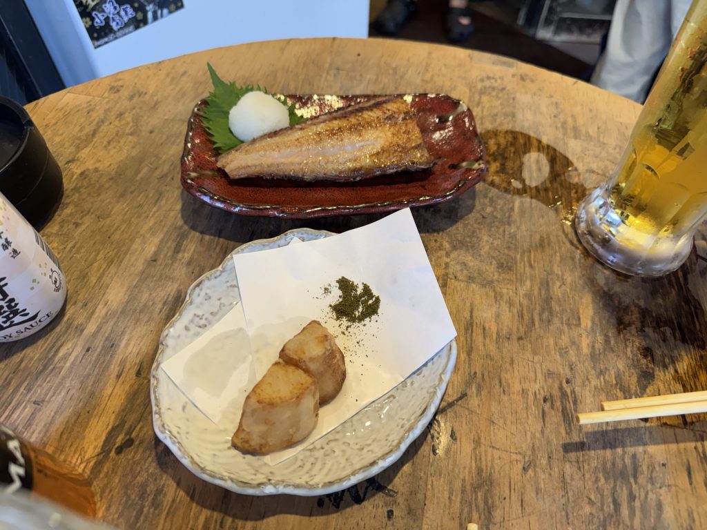 秋葉原の立ち飲み屋「串吟」さんの出汁大根のからあげとほっけ