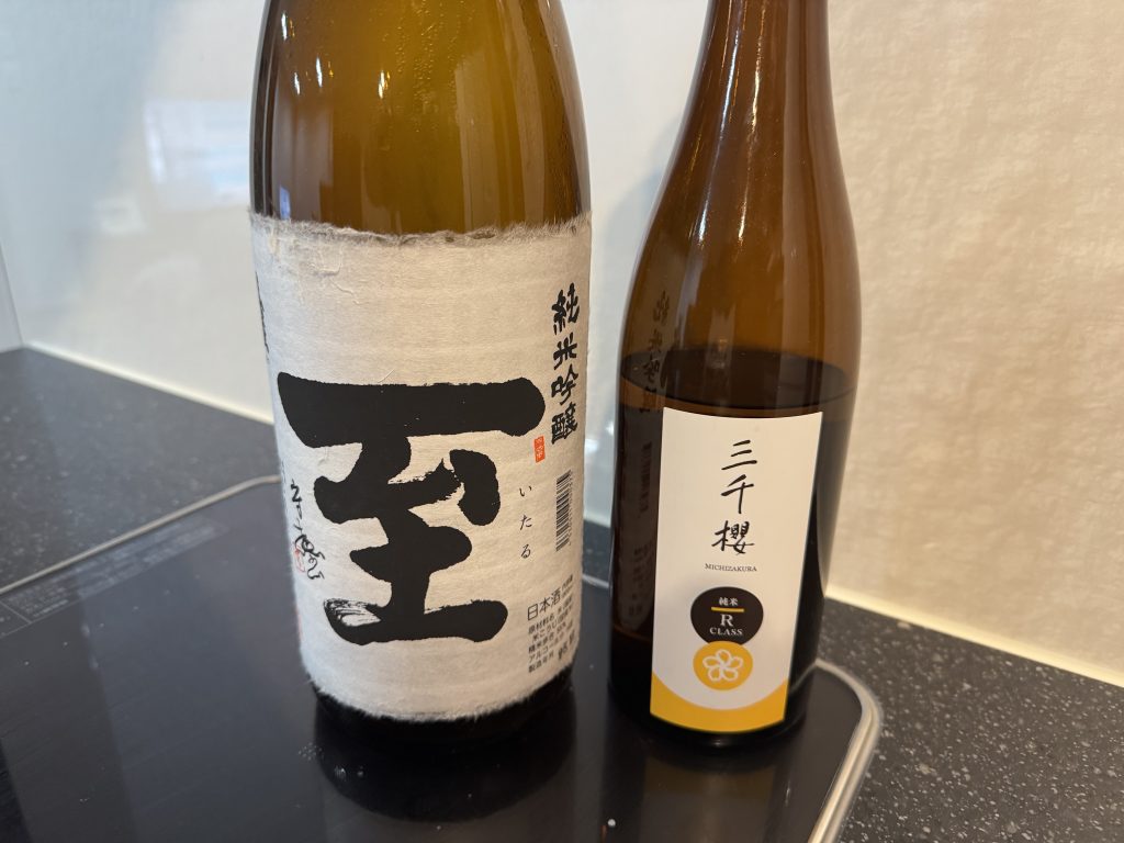 左：逸見酒造の「至」、右：三千桜酒造の「R Class」