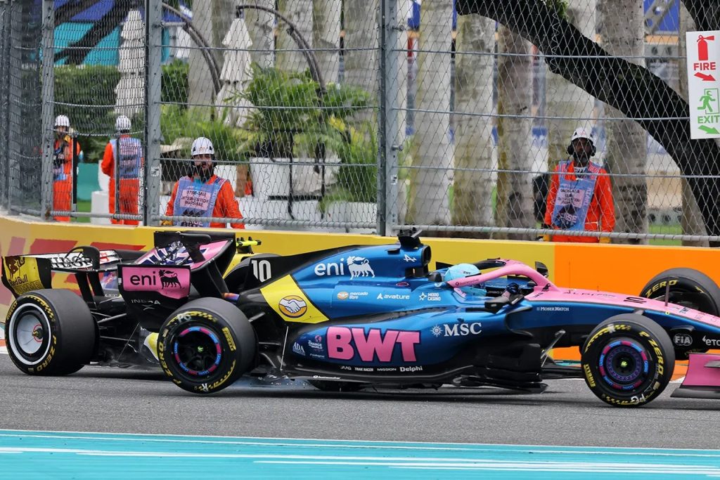 2026年F1第4戦マイアミGP　リアム・ローソン（レーシングブルズ）と接触するピエール・ガスリー（アルピーヌ）